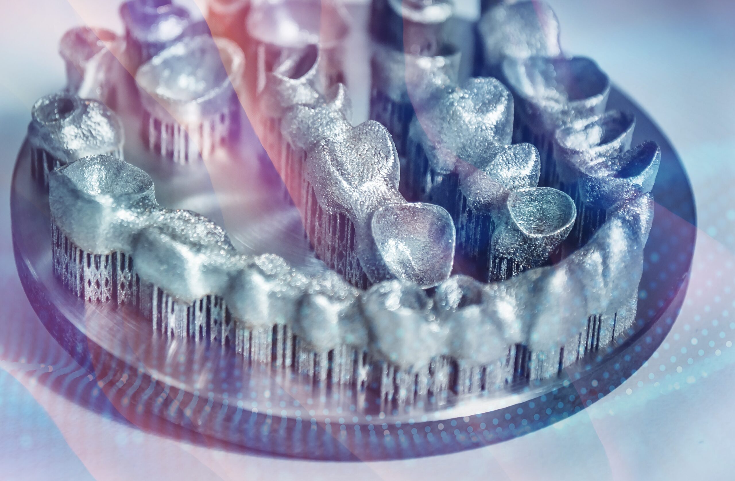 Dental crowns created in a laser sintering machine close-up. Stampa 3D in odontotecnica